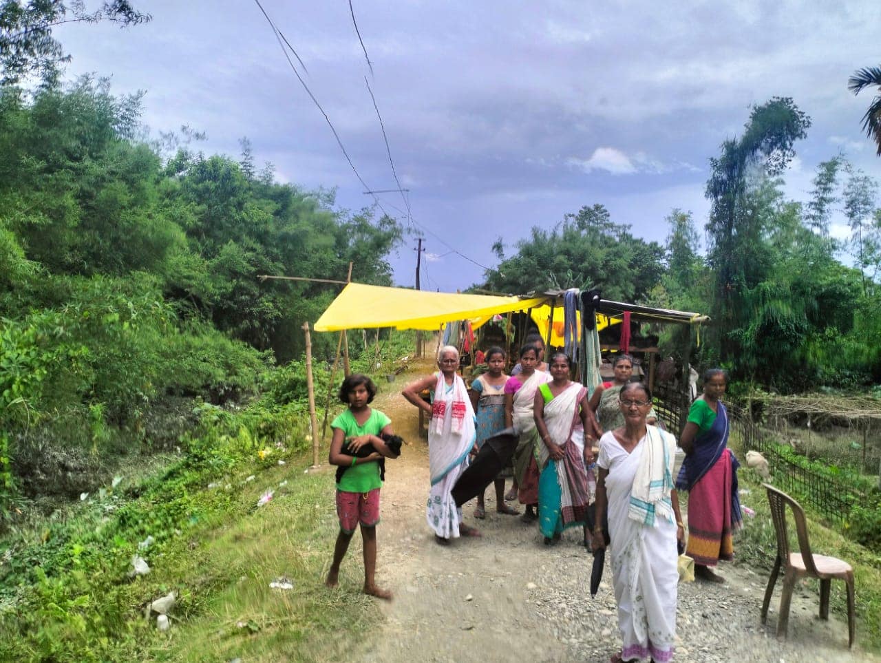 assam local people in bajali district take shelter on embankments amid heavy flood – The News Mill