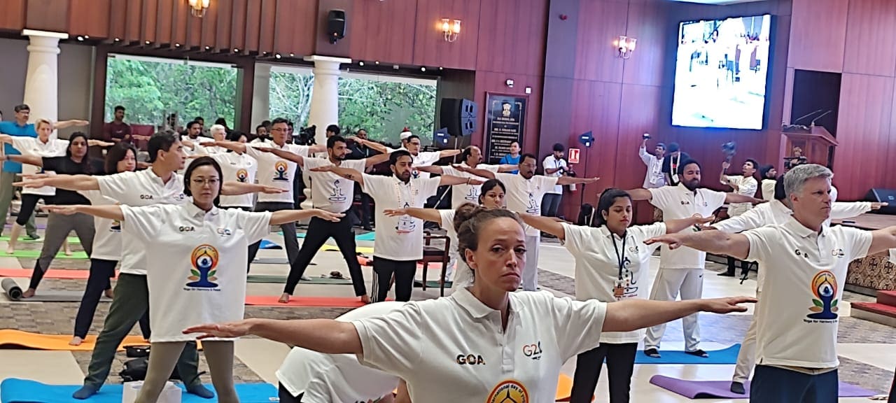 g20 delegates perform yoga on 9th international yoga day at raj bhawan in goa – The News Mill