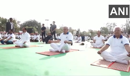 international yoga day passengers perform yoga on bhopal delhi vande bharat express 1 – The News Mill
