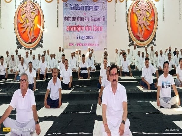 international yoga day passengers perform yoga on bhopal delhi vande bharat express 2 – The News Mill