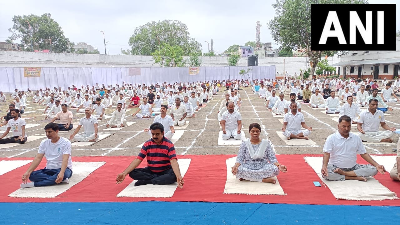 international yoga day passengers perform yoga on bhopal delhi vande bharat – The News Mill
