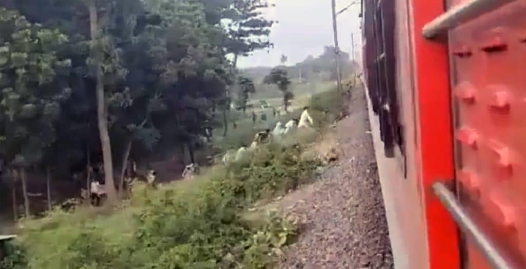 Now people in Bihar help Mizoram train passengers with food as the train briefly halts near Begusarai copy – The News Mill