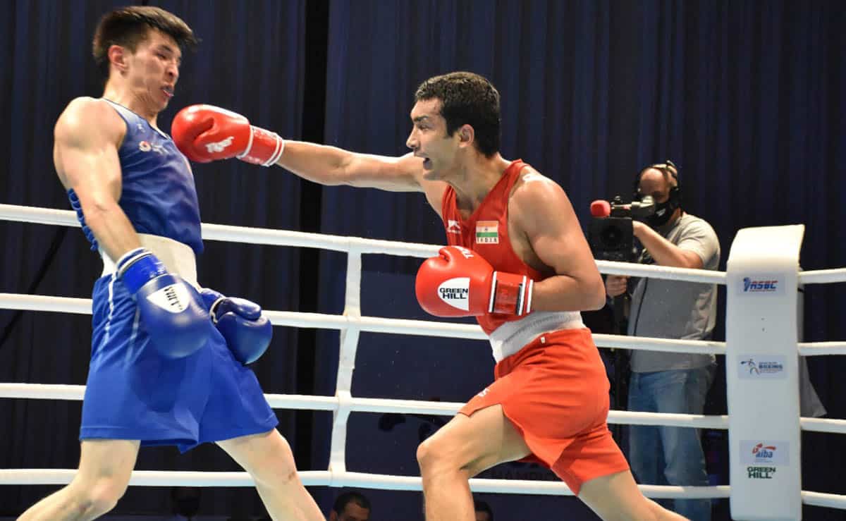 Shiva Thapa (right) in action during the final bout | Image Courtesy: BFI