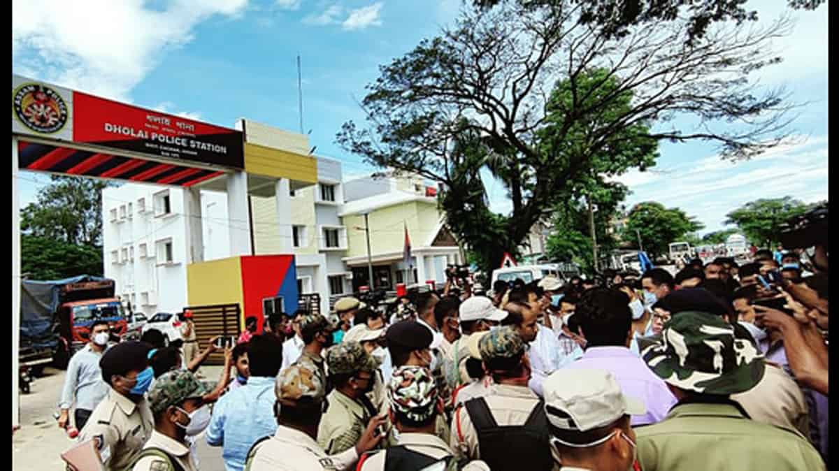 A Congress delegation stopped by police from going to the Mizoram border