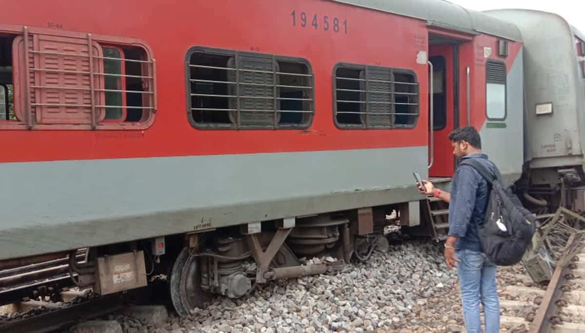 Guwahati-Howrah Saraighat Special train derails