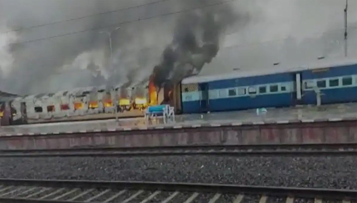 Guwahati-Jammu Tawi Lohit Express set on fire by Agnipath protesters in Bihar