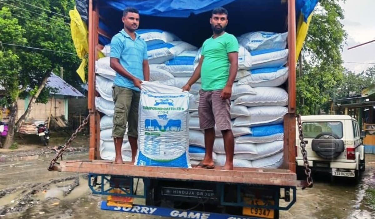 NDDB distributes cattle feed worth Rs 1.5 core in flood-hit areas of Assam through Purabi Dairy (3)