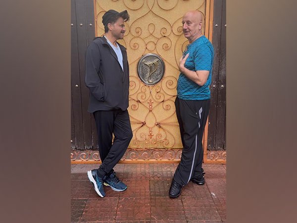 anupam kher anil kapoor revisit old memories as they pose outside yash chopras residence – The News Mill