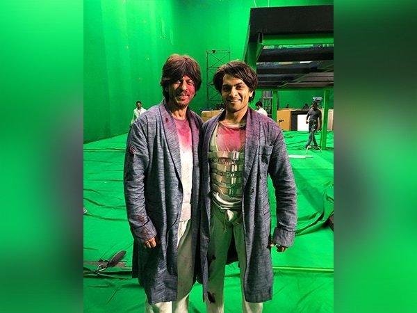 shah rukh khans unseen picture from brahmastra sets with his stunt double goes viral – The News Mill