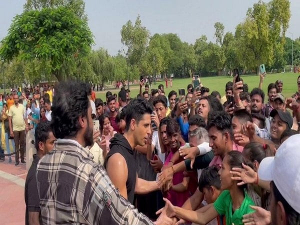 sidharth malhotra meets fans at india gate during yodha shoot – The News Mill