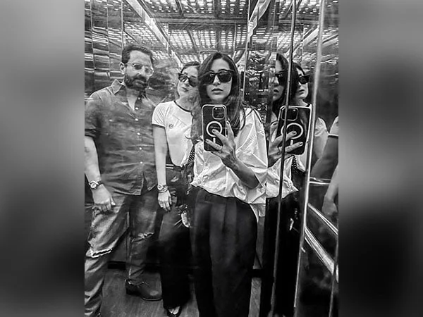 check out this uber cool selfie of kareena karisma with saif ali khan – The News Mill