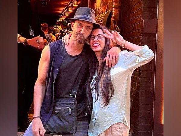 hrithik roshan saba azad light up lanterns to welcome new year – The News Mill