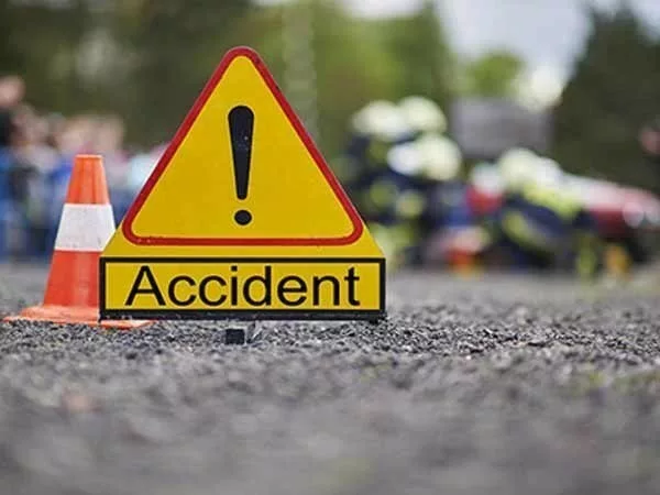 one dead 14 injured after mini truck overturns in indore jpg – The News Mill