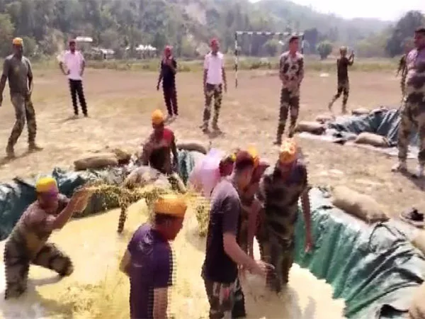 assam bsf personnel celebrate holi at indo bangladesh border jpg – The News Mill