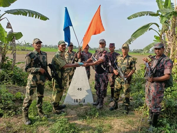 south bengal frontier of bsf exchanges sweets greetings with border guard bangladesh on holi jpg – The News Mill