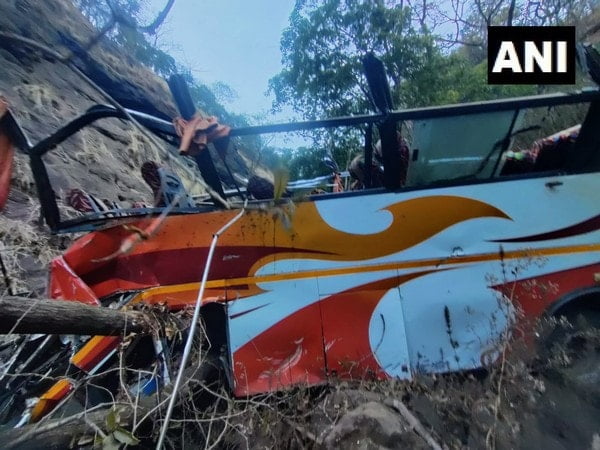 maharashtra 12 dead over 25 injured after bus falls into ditch in raigad – The News Mill