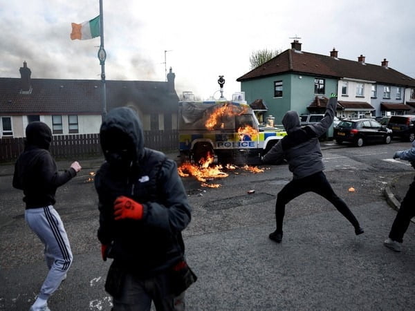 northern ireland police attacked with petrol bombs on 25th anniversary of good friday deal – The News Mill