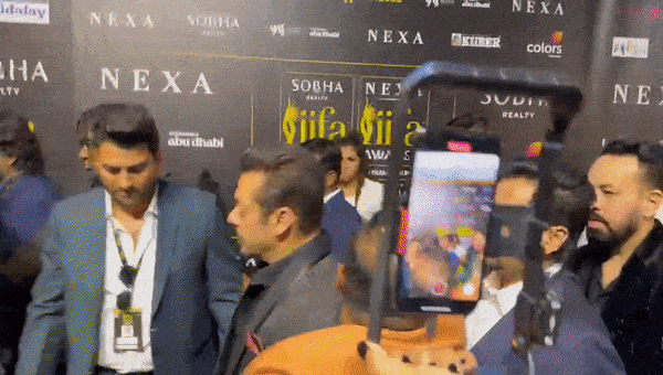 iifa salman hugs vicky kaushal a day after video showed latter being pushed aside by bhaijaans bodyguards – The News Mill