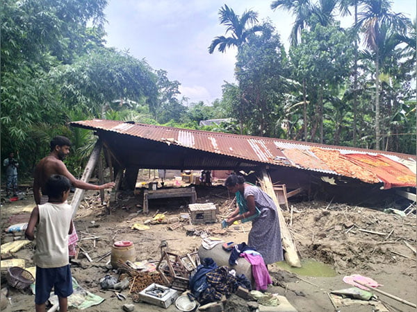 assam local people in bajali district take shelter on embankments amid heavy flood – The News Mill