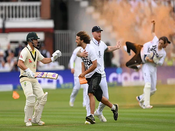 climate protestors disrupt play during second ashes test between england australia – The News Mill