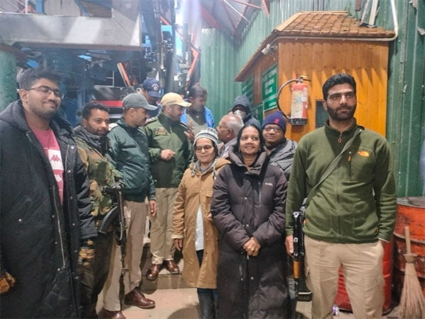 j k police rescue 250 tourists stuck during gondola ride in gulmarg – The News Mill