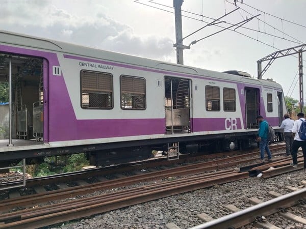 mumbai empty local train derails at ambarnath railway station no causalities reported – The News Mill
