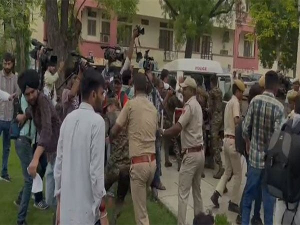 police lathi charge students protesting outside rajasthan university – The News Mill