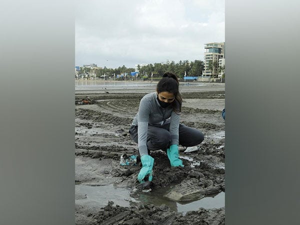 world environment day producer pragya kapoor participates in beach clean up initiative along with indian navy – The News Mill
