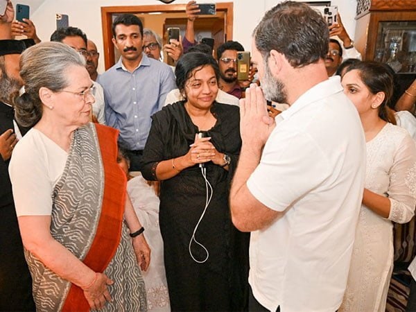 ex kerala cm oommen chandys demise sonia gandhi rahul pay last respects – The News Mill