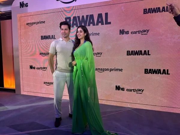 janhvi kapoor adds desi touch to bawaal trailer launch in dubai – The News Mill