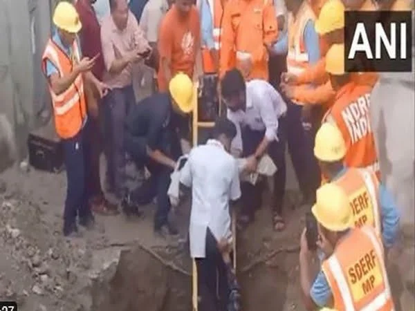 toddler rescued from borewell in mps vidisha rushed to hospital – The News Mill