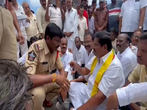 andhra pradesh police detains tdp leaders on their way to sand dunes – The News Mill