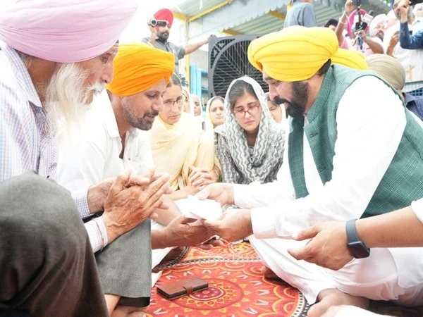 cm bhagwant mann hands over rs 1 crore cheque to army jawans kin – The News Mill