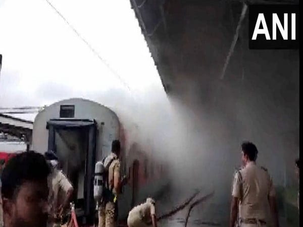 fire breaks out in udyan daily express at bengaluru station none hurt – The News Mill