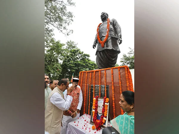 mp cm chouhan pays tribute to former pm atal bihari vajpayee in bhopal – The News Mill