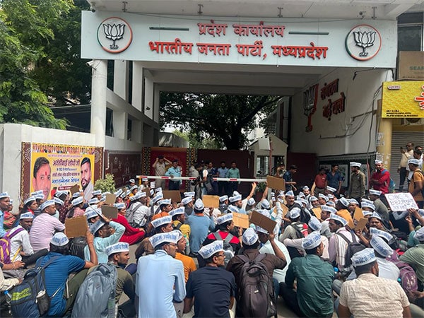 mp obc candidates selected as govt teachers protest at bjp state office demanding appointment – The News Mill