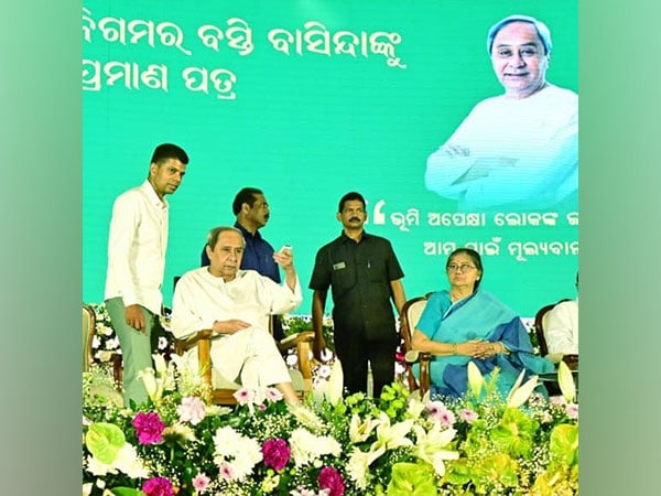 odisha chief minister naveen patnaik distributes land rights certificates to 65000 slum dwellers – The News Mill