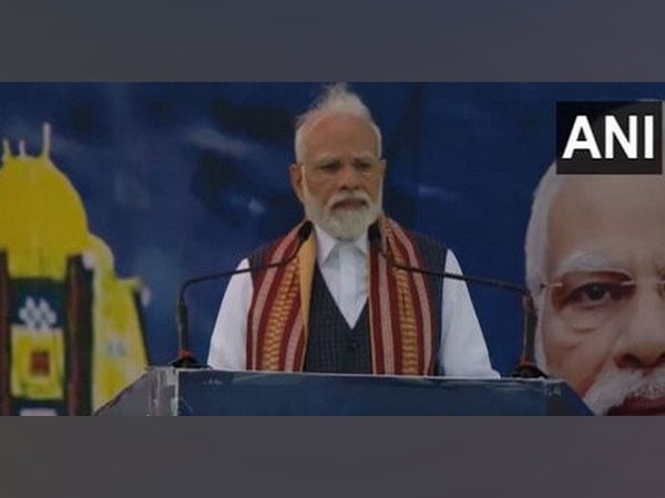 pm modi spots man feeling unwell in gathering near delhi airport asks his medical team to provide assistance – The News Mill