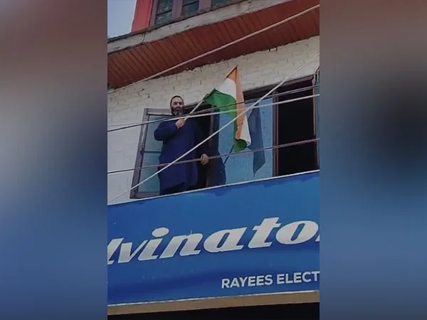 sare jahan se achha terrorist javed mattoos brother waves tricolour from residence in j ks sopore – The News Mill