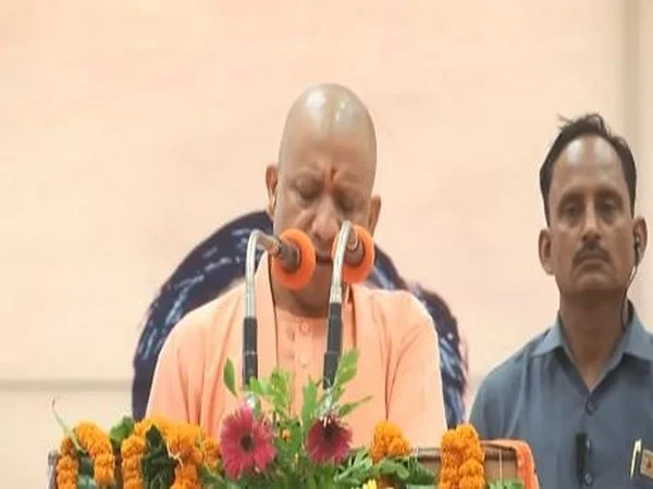 up cm yogi adityanath listens to grievances of 300 people at janata darshan – The News Mill