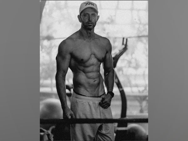 hrithik roshan flaunts his ripped abs in new shirtless pic girlfriend saba azad reacts – The News Mill