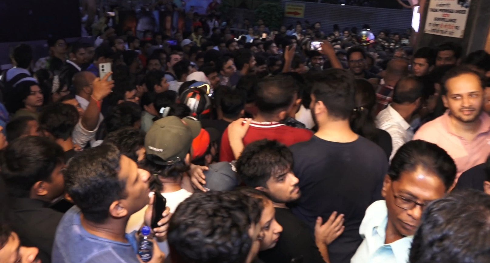 jawan fever shah rukh khan fans gather outside mumbai theatre 4 – The News Mill