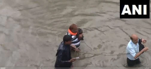 maharashtra rains ndrf rescues 6 people stranded in nagpurs ambajhari lake area 2 – The News Mill