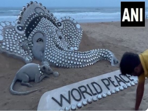 sand artist sudarsan pattnaik sculpts lord ganesha on beach ahead of festival – The News Mill