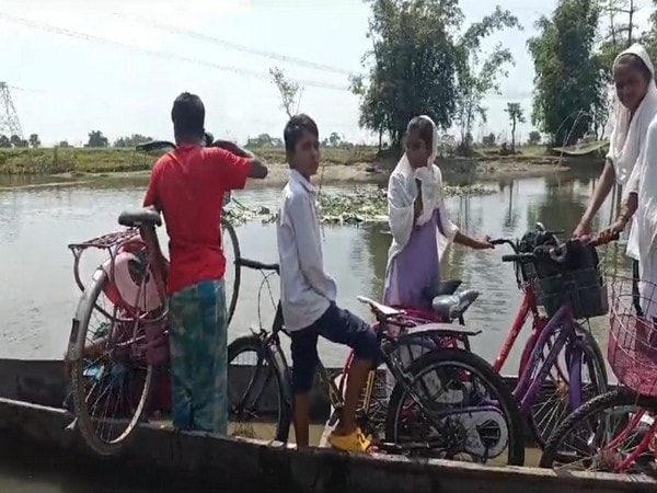 students from assams sila mari village cross stream on makeshift boat to reach school – The News Mill