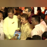 sunil gavaskar offers prayers at mumbais lalbaugcha raja – The News Mill