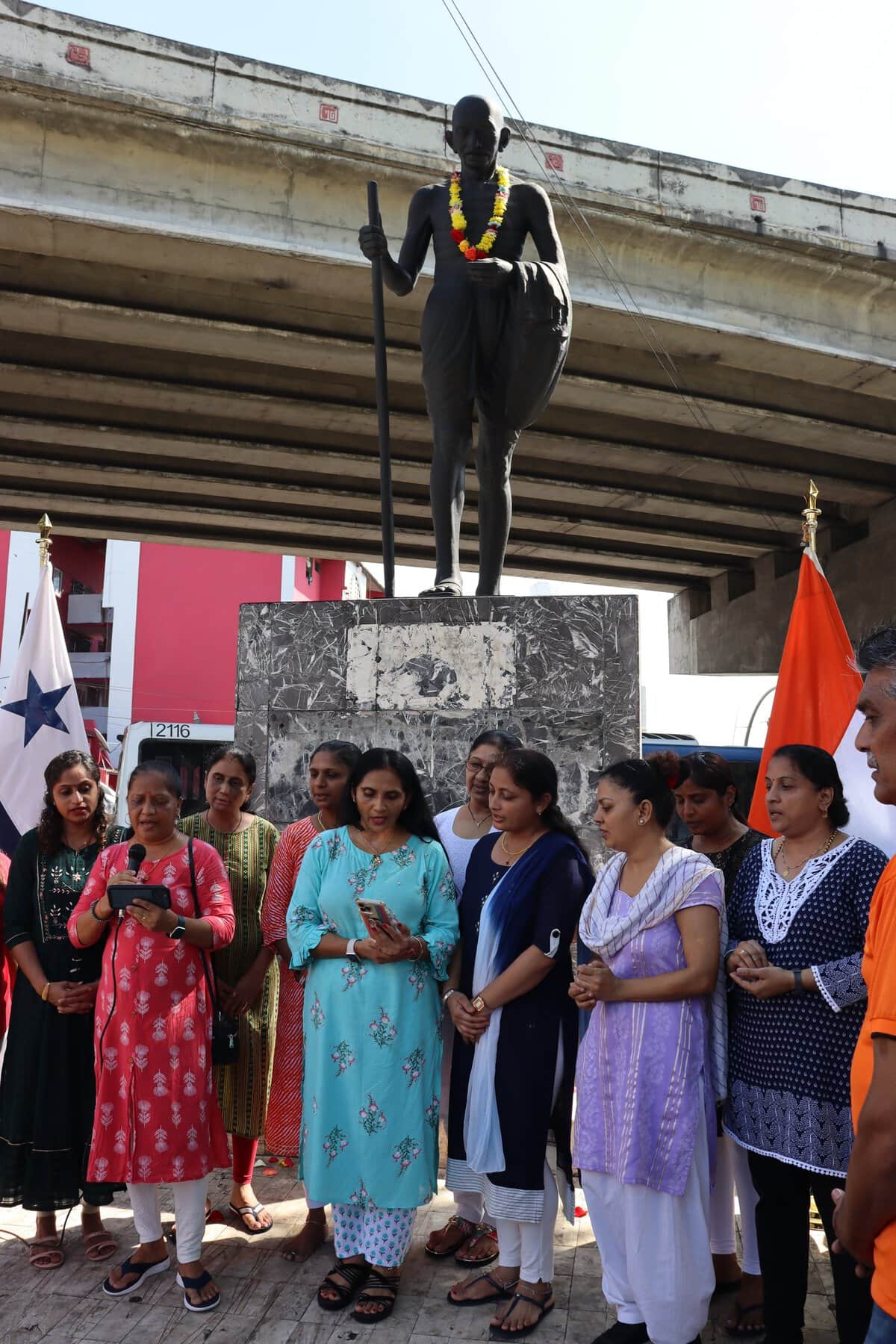 indian envoy to panama pays floral tribute to mahatma gandhi indian diaspora ladies sing gandhi bhajans 2 – The News Mill