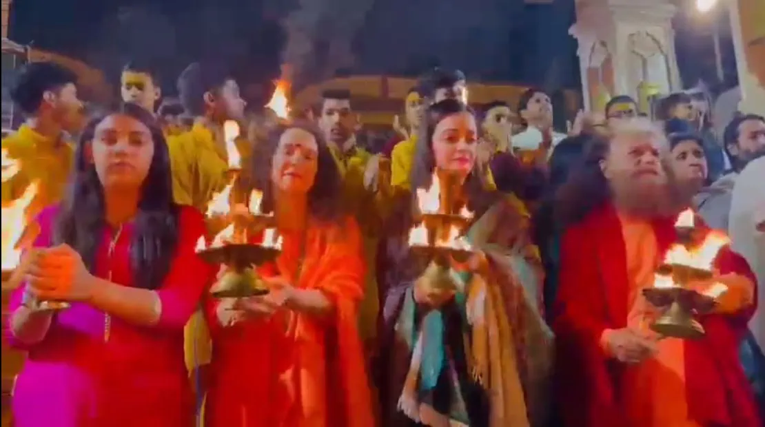 dia mirza performs ganga aarti with family in rishikesh 2 – The News Mill