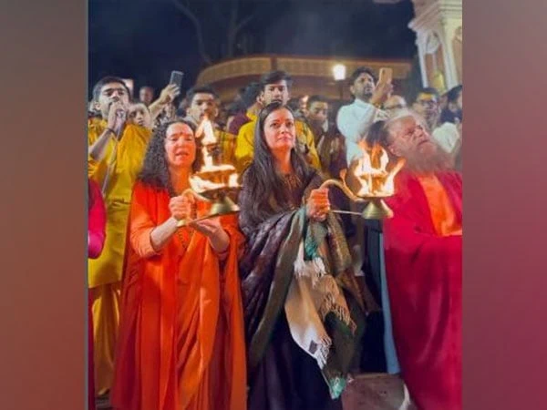 dia mirza performs ganga aarti with family in rishikesh – The News Mill
