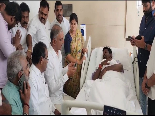 telangana minister harish rao meets brs mla balaraju at hospital after being allegedly attacked by congress workers – The News Mill